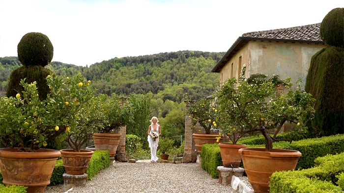 Vow renewal in Tuscany italy - Bride arrival
