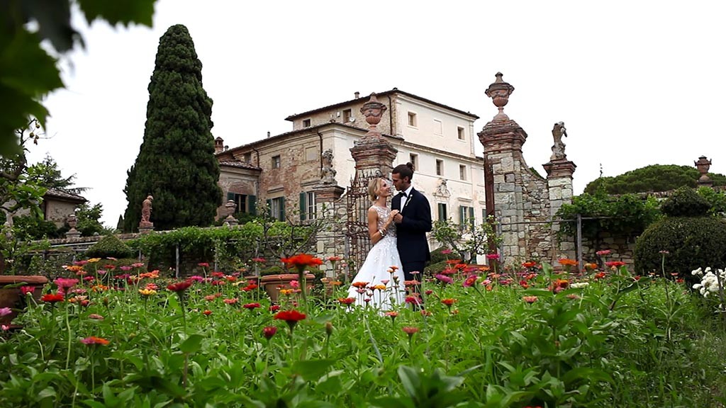 Elopement in Tuscany - The bride and groom with a view of the wonderful Villa di Geggiano