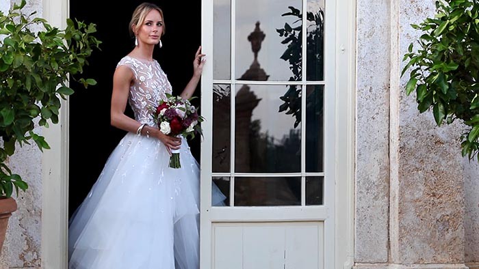 Elopement in Tuscany - The beautiful bride at the door of Villa di Geggiano
