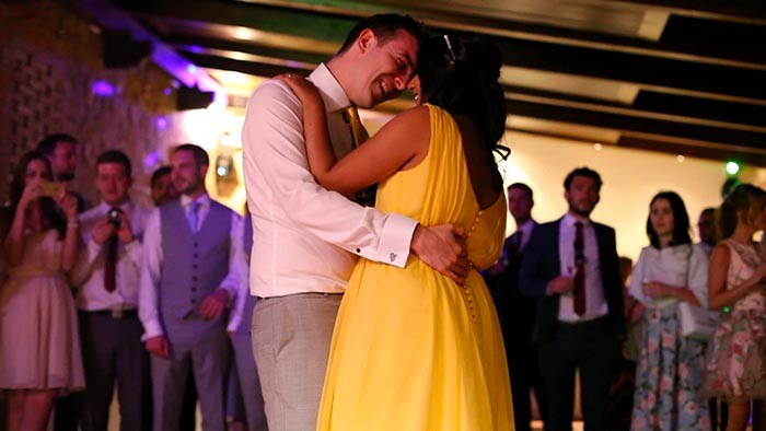Tenuta Quadrifoglio wedding: the bride and groom Roshni & Joe during the first dance.